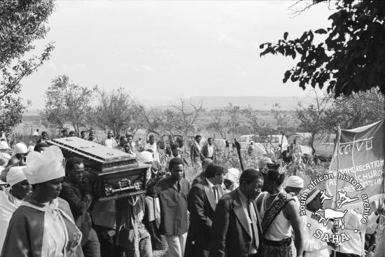 Funeral procession of Driefontein leader, Saul Mkhize, who was killed by a policeman at a community meeting in 1983 (SAHA Collection AL3274 :: The Gille de Vlieg Photographic Collection)