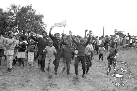Youth marching through Braklaagte against incorporation into Bophuthatswana (1989). Archived in SAHA Collection AL3274 :: The Gille de Vlieg Photographic Collection