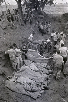 Mass burial of victims following an airstrike in Lusaka 19 Oct 1977, Zambia