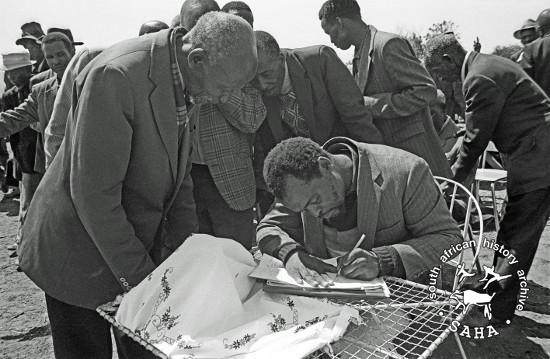 AL2878_D26.14 Pupsey Sebogodi signing a petition against incorporation into Bophuthatswana, Braklaagte