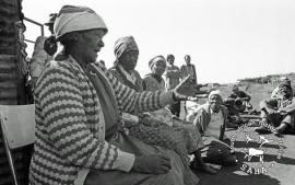 This black and white photograph of a woman speaking to a group in Barseba was taken by Gille de Vlieg in July 1985. Included in SAHA Land Act Project report, 2014.