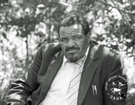 This black and white photograph of Samuel Yende outside the Volksrust court was taken by Gille de Vlieg in 1984. Included in SAHA Land Act Project report, 2014.