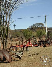 This digital colour image of abandoned farm implements in a Braklaagte garden was taken by Gille de Vlieg for the South African Land Act 1913 Legacy Project in September 1913.