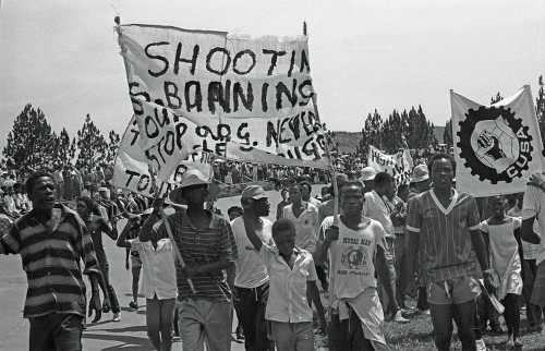 A group of youth carrying CUSA banners in a rally in Mamelodi, 1985 (AL3274_C46)